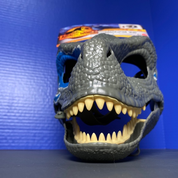 Jurassic World Dominion Velociraptor "Blue" Mask with moving jaw. - Picture 3 of 6